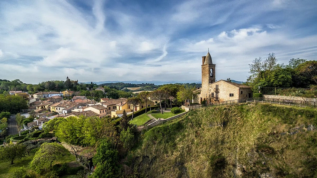 la terrazza sull'adriatico è uno dei borghi più belli d'italia, sospeso tra la montagna e le spiagge