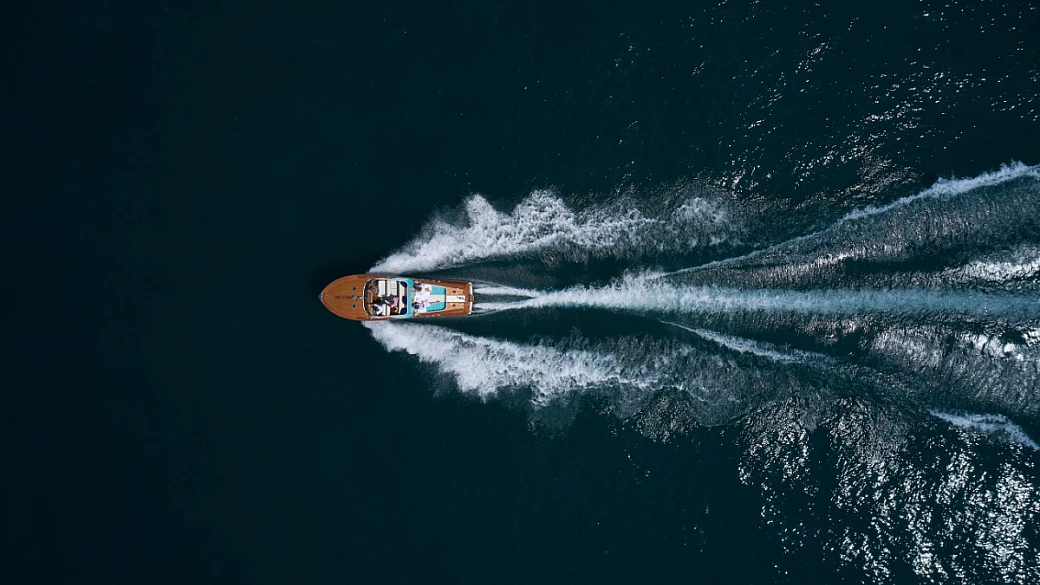 la capitale mondiale dei motoscafi di lusso è un paesino di 7000 abitanti sulle sponde di questo lago della lombardia