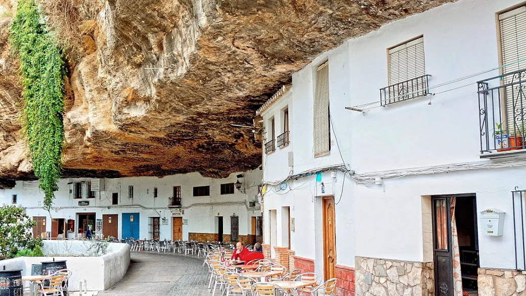 questo incredibile borgo costruito sotto una roccia sporgente è il paesaggio da brivido della spagna