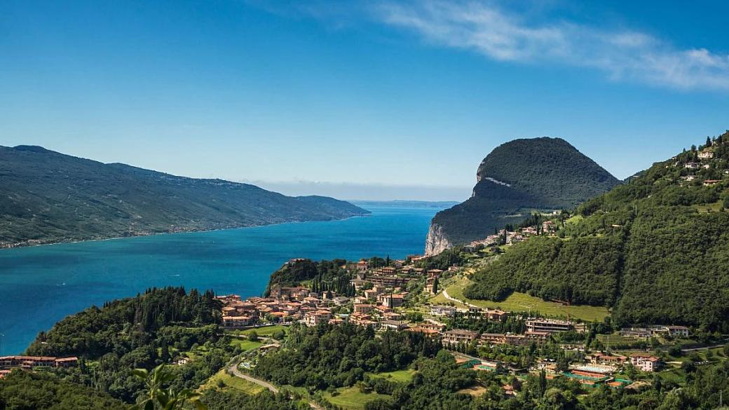 la terrazza sul lago di garda è uno dei borghi più belli della lombardia, ma è la strada per arrivarci la vera meraviglia