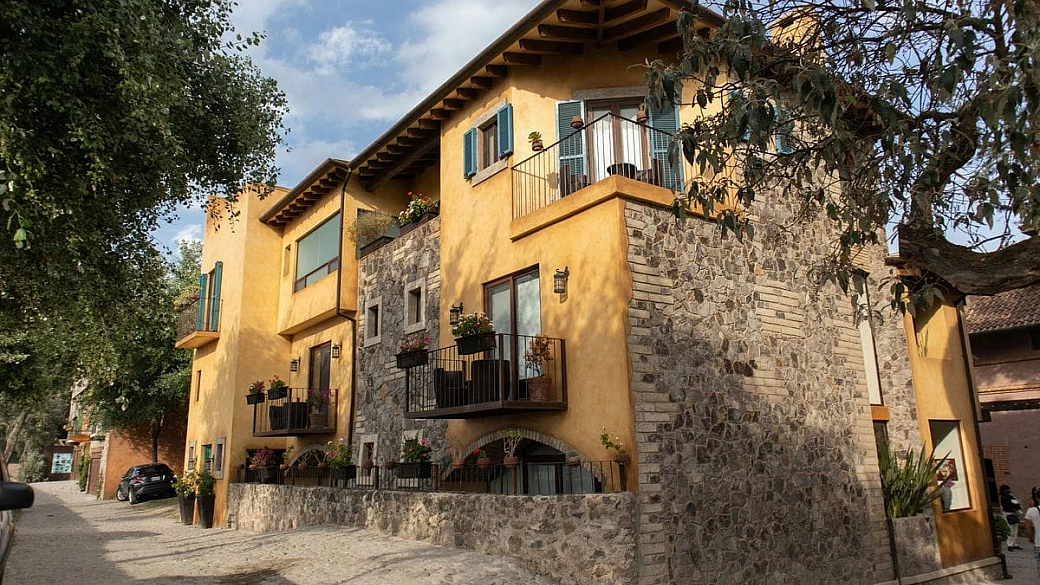 la piccola toscana del messico è un borgo costruito per imitare alla perfezione i paesaggi della val d'orcia