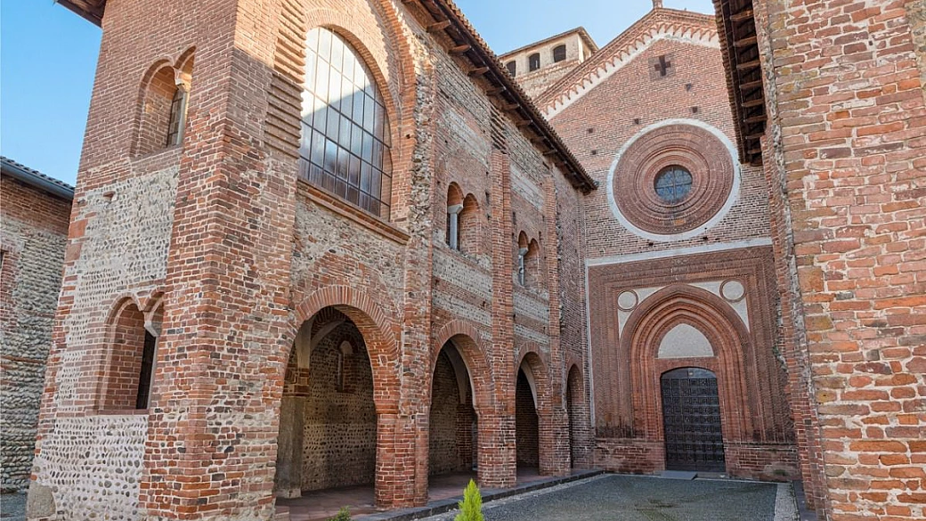 sembra ma un castello, ma è un'abbazia: in piemonte c'è un monumento medievale riscoperto da poco e pronto a stupirti