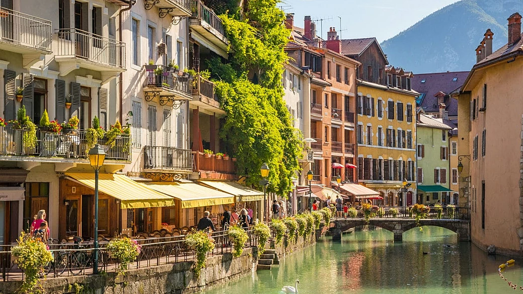 coloratissima e romantica: in francia c'è la venezia delle alpi, ed è una città perfetta da scoprire in coppia