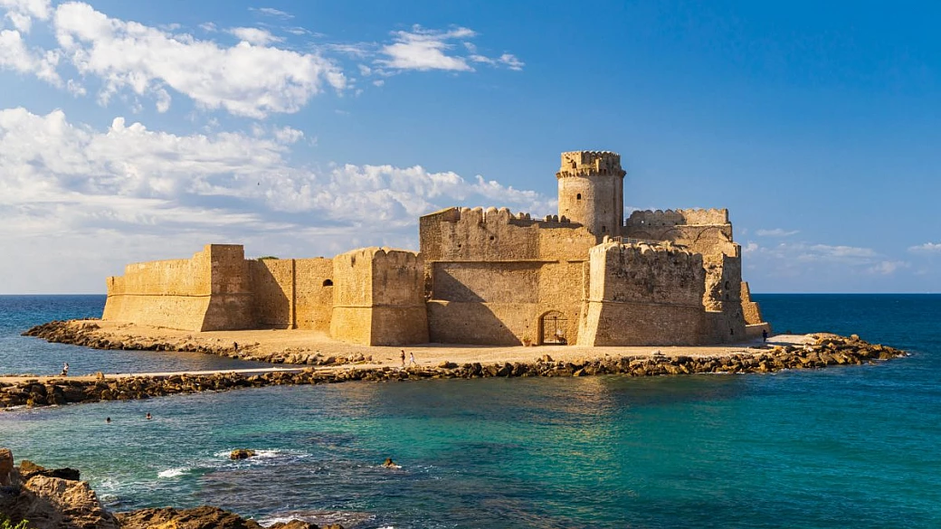 vista mare, vista di meraviglia: questi sono i 6 castelli più belli della calabria da scoprire in primavera