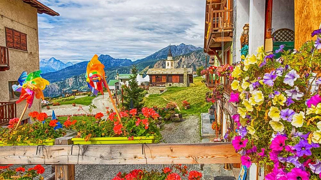 in valle d'aosta c'è l'unico borgo d'italia dove è vietato l'ingresso ad auto e moto, ed è un paradiso ecologico!