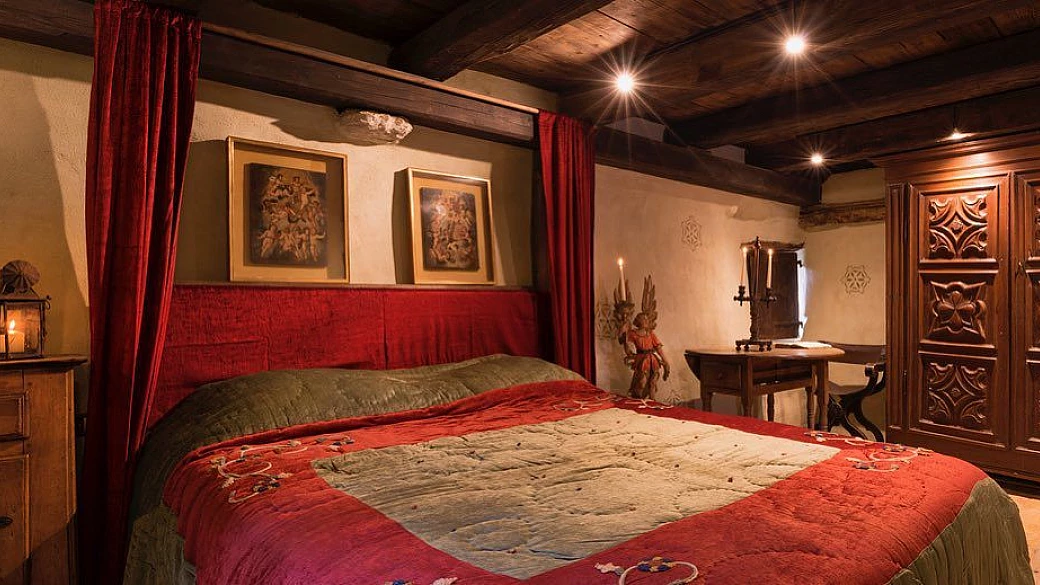 se sei un appassionato del medioevo, in valle d'aosta c'è un hotel dove dormire tra travi in legno e letti in ferro battuto