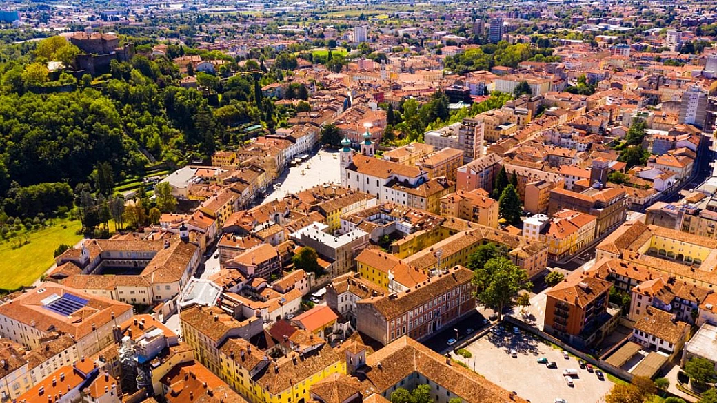 italia e slovenia hanno una città in comune, divisa da un confine ma unita da secoli di cultura