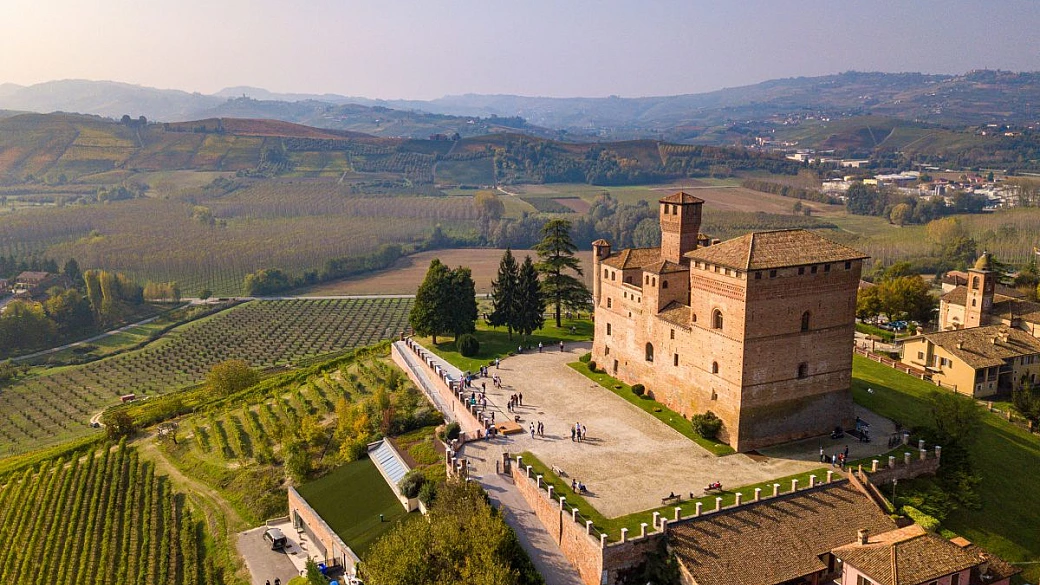 in piemonte c'è un castello straordinario, dove antiche tradizioni e grandi vini sono gli ingredienti perfetti di una gita in autunno