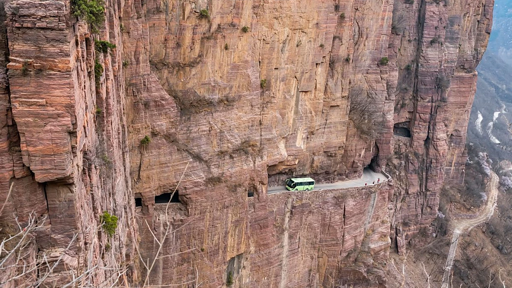 la strada più pericolosa del mondo? costruita in 5 anni, è scavata sul fianco di una montagna a picco nel vuoto
