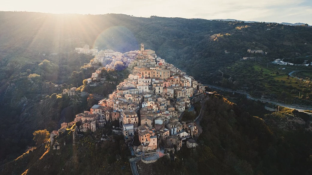 in calabria c'è uno dei 20 borghi più belli d'italia: è un vero labirinto di case e panorami mozzafiato