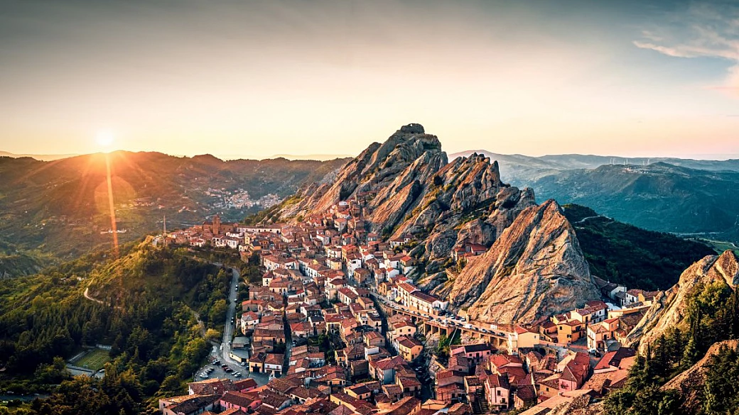 anche la basilicata ha le sue dolomiti, e nascondono uno dei borghi più belli d'italia