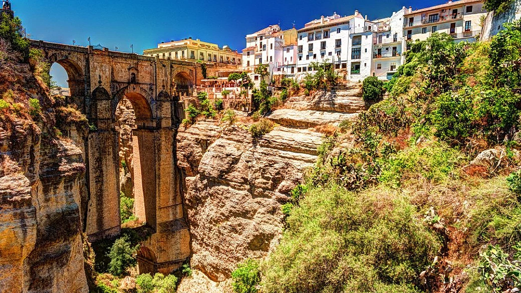 alle porte di siviglia c'è un antichissimo ponte che unisce i due lati della città bianca