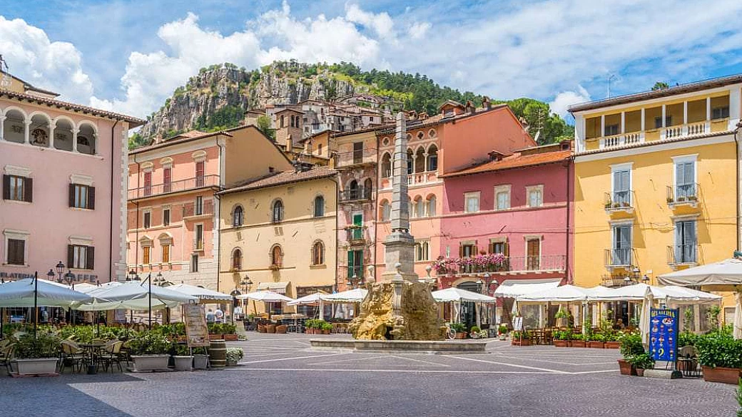 la porta d'accesso all'abruzzo è un borgo di sapori autentici e paesaggi magnifici sull'appennino