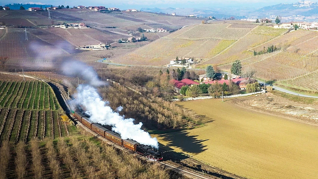 carrozze anni '50 e vigneti in festa: l'autunno in piemonte si vive sui treni storici