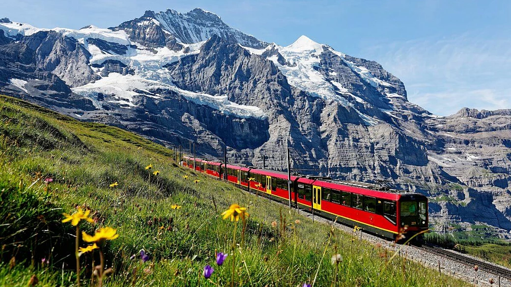 sotto le montagne della svizzera c'è la ferrovia più alta d'europa