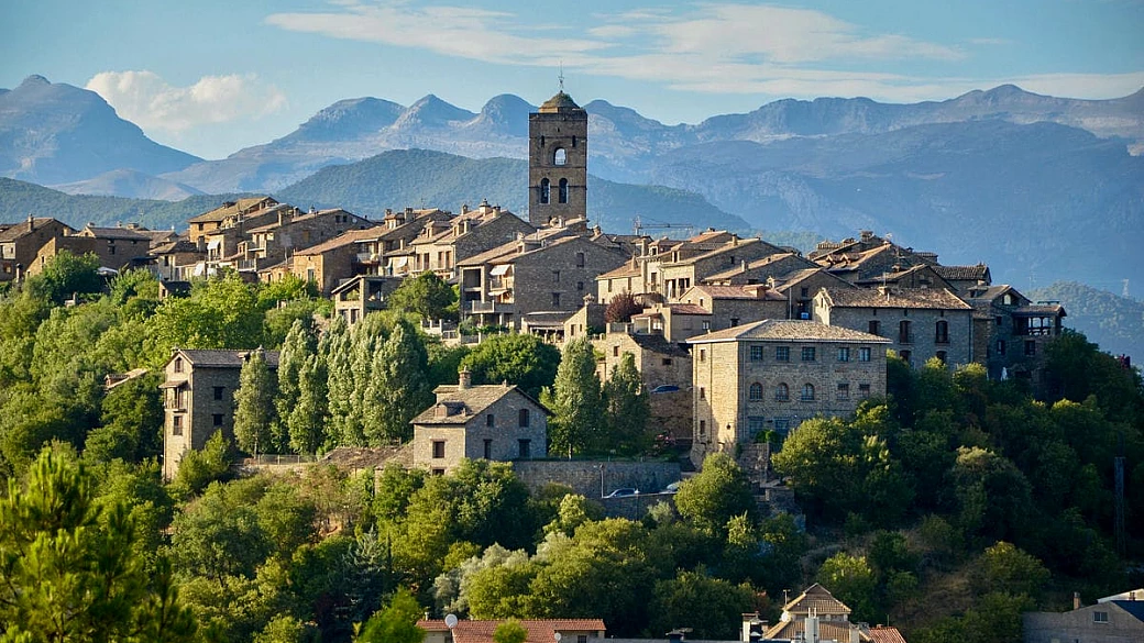 in inverno è l'incredibile borgo medievale che dall'alto guarda le vallate coperte dalla nebbia, ed è ideale da raggiungere in bici