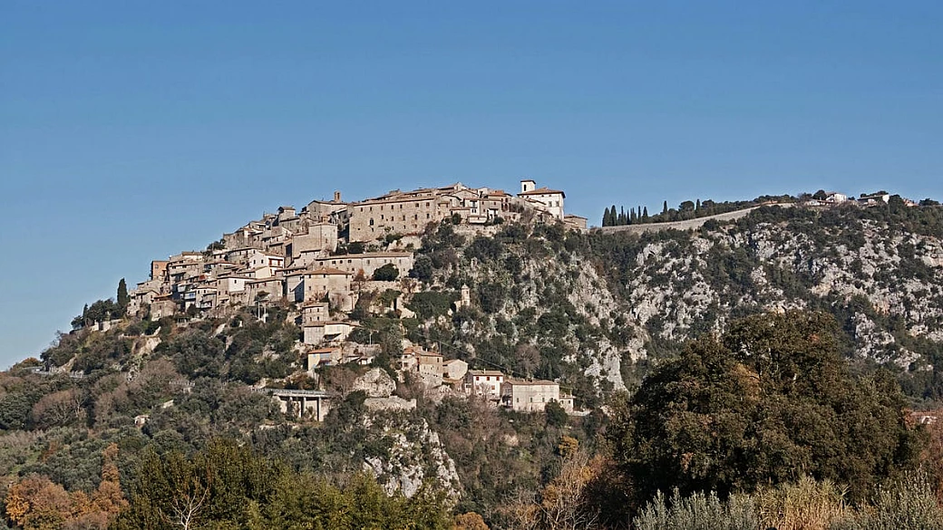 un vero dedalo di vicoli e antichi palazzi: in umbria il borgo delle 1000 scale è un gioiello tutto da vivere a piedi