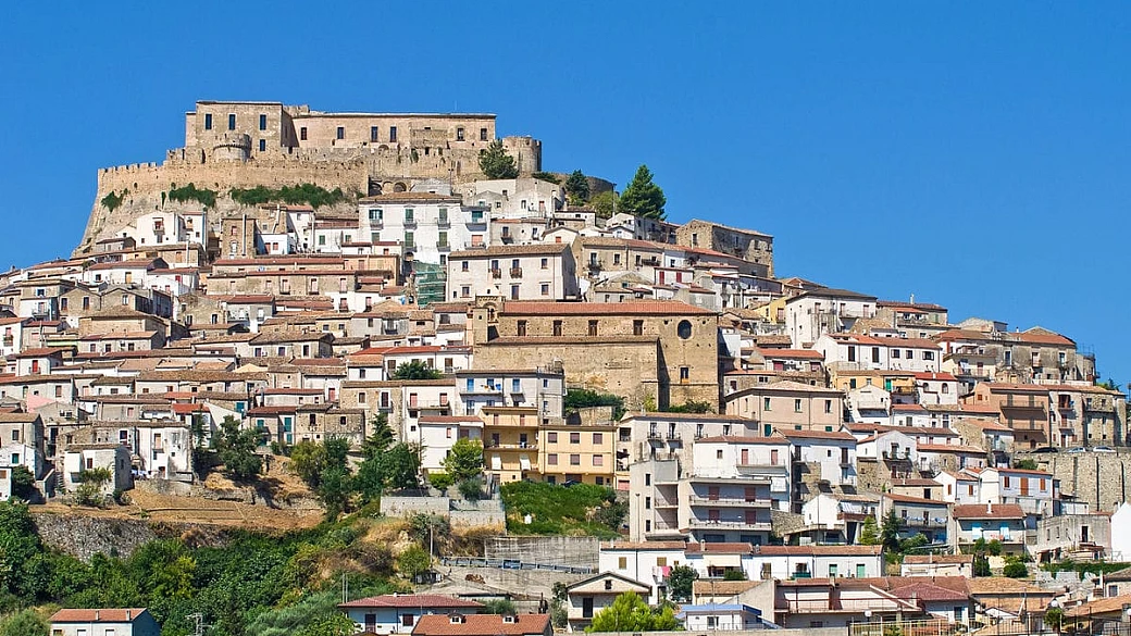 ai piedi del magnifico castello medievale c'è la porta della calabria, un borgo tutto da scoprire