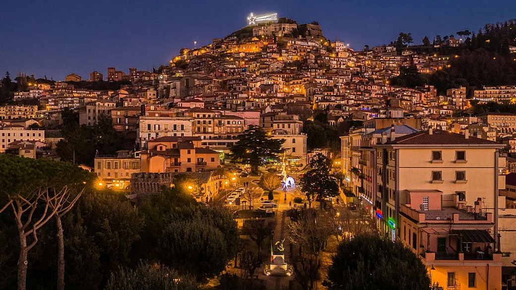È la stella cometa più grande d'italia, e con la sua incredibile scenografia illumina ogni anno il natale dei romani