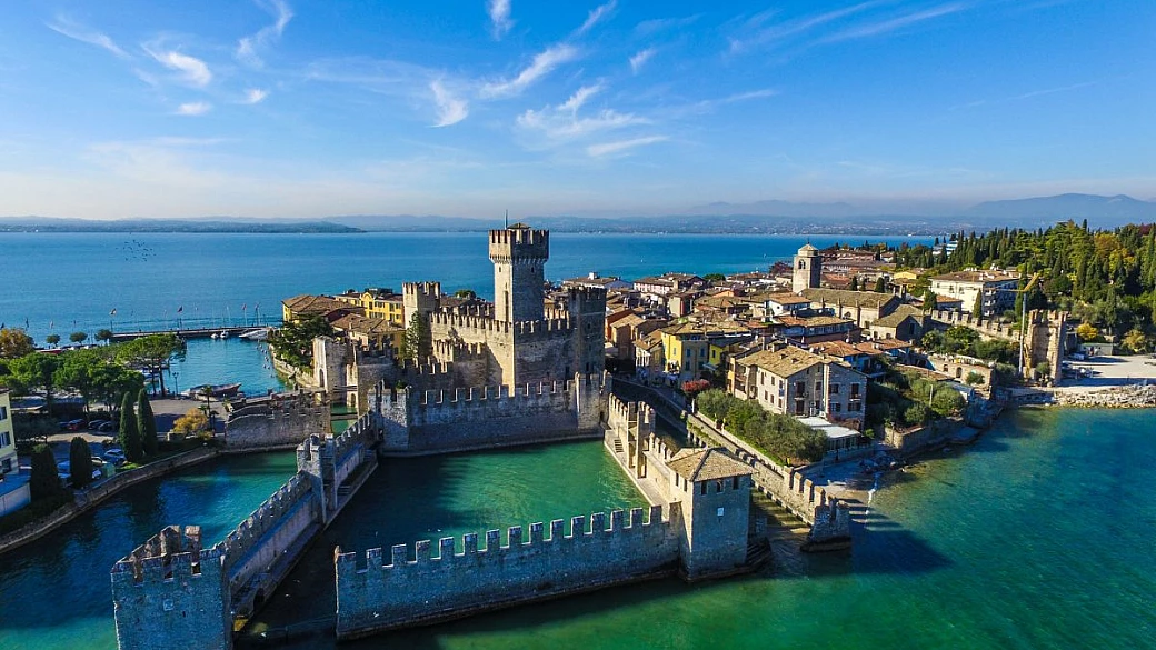 una fortezza con vista sul più grande lago d'italia: questo borgo è un'accogliente meta delle vacanze 365 giorni all'anno