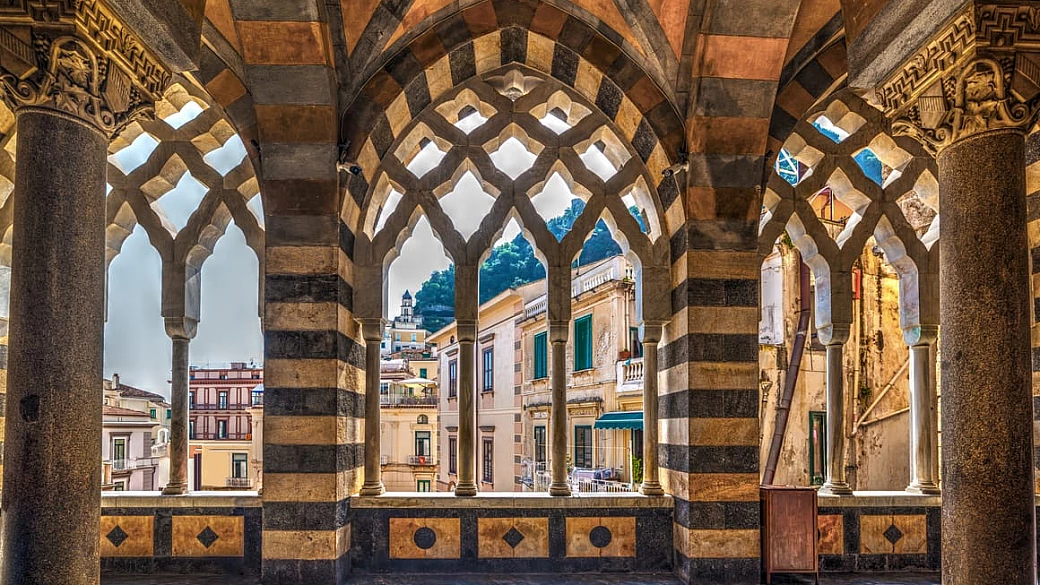 la piccola repubblica che ha dato nome alla costiera più bella d'italia è un gioiello da scoprire anche in inverno