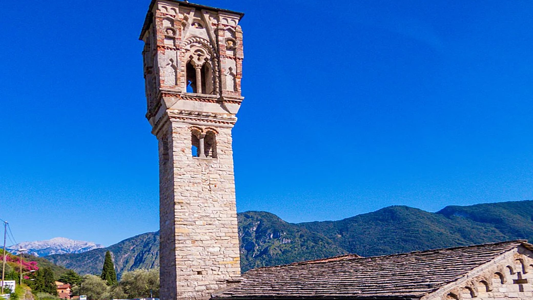 sul lago di como c'è un campanile meraviglioso, e il suo è uno scorcio che ti emozionerà