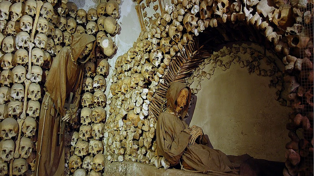 lungo la strada della dolce vita c'è una chiesa piena di scheletri e teschi, ed è la più inquietante di roma