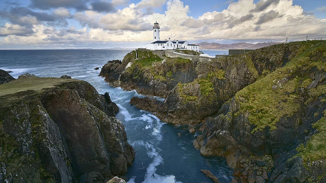 dalle montagne blu alle magnifiche scogliere sull'oceano, quest'angolo di irlanda ti lascerà senza parole