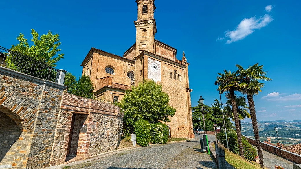 tra dolci colline e ricche colture profumate, in piemonte sorge il borgo meraviglia del roero