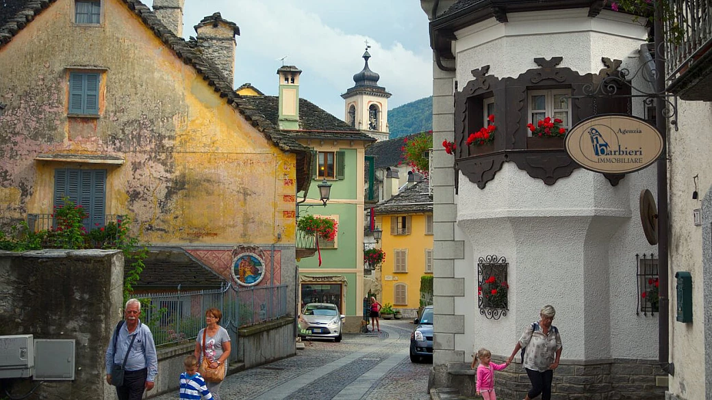 nel cuore del piemonte c'è il borgo che a natale diventa un vero e proprio villaggio delle feste