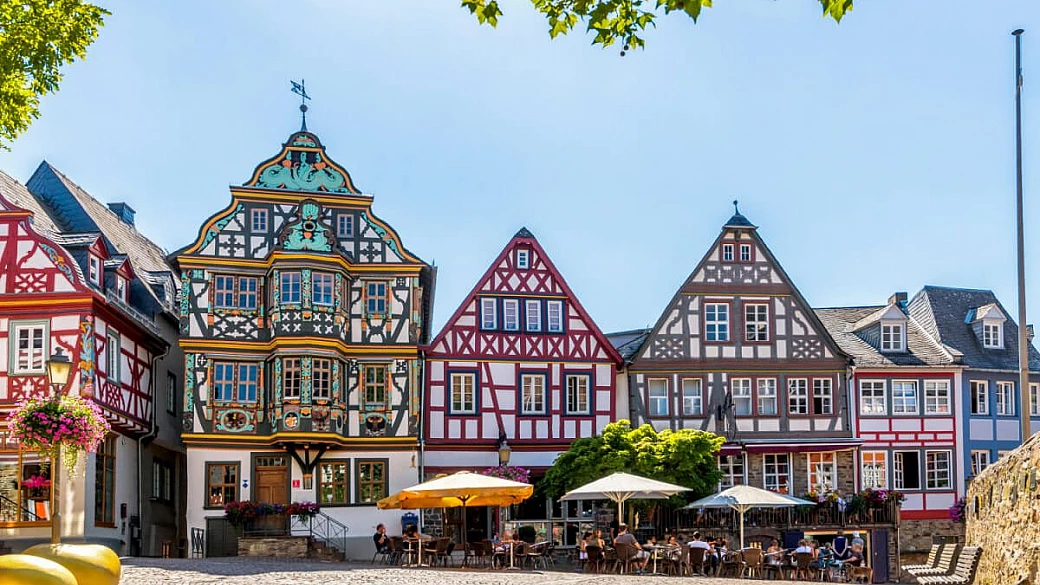 un arcobaleno di colori con case storte e piazze fiorite: in questo borgo tedesco il tempo si è fermato al 1500