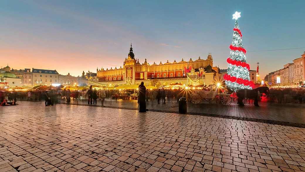 la capitale di ieri e quella di oggi: in polonia il natale si festeggia in due centri storici che si animano di colori e ricette tipiche