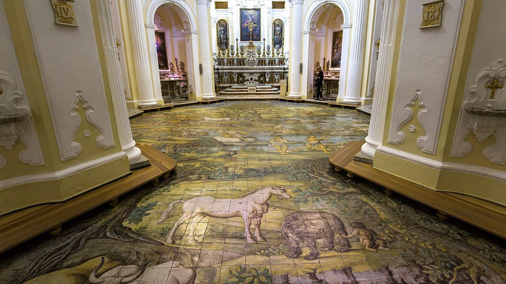 il suo pavimento è la vera meraviglia della costiera: tutti vengono qui per ammirare questo capolavoro dell'arte