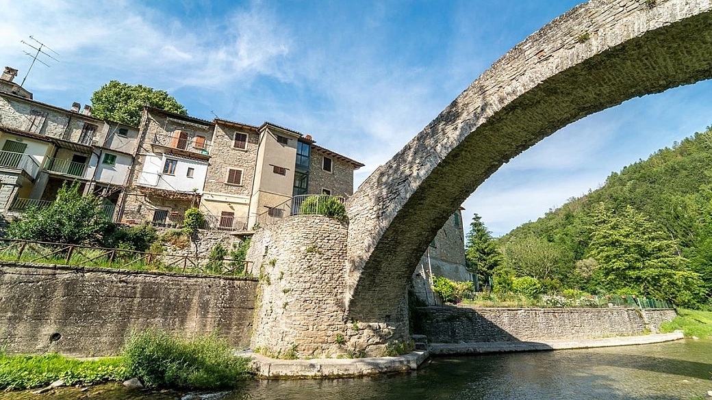 l'emilia-romagna è terra di foreste, e in mezzo a queste c'è un borgo famoso per il suo splendido ponte in pietra