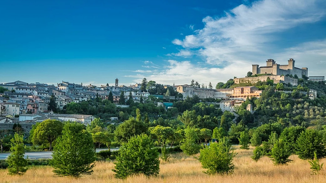 in umbria c'è la città delle 50 fontane: in autunno è un trionfo di sapori e panorami coloratissimi