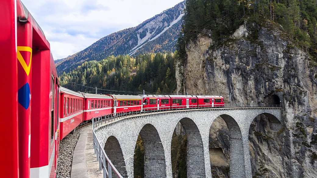 con il sole e con la neve, scopri la meraviglia delle alpi con il treno più bello al mondo