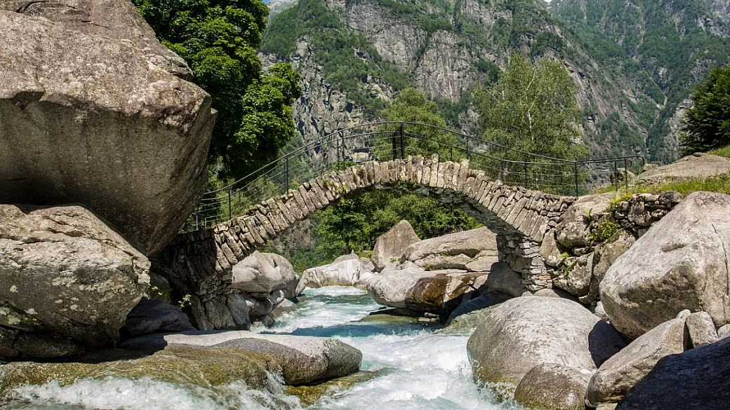 ai piedi una cascata da 100 metri, c'è il borgo del ticino dalle tipiche case in pietra