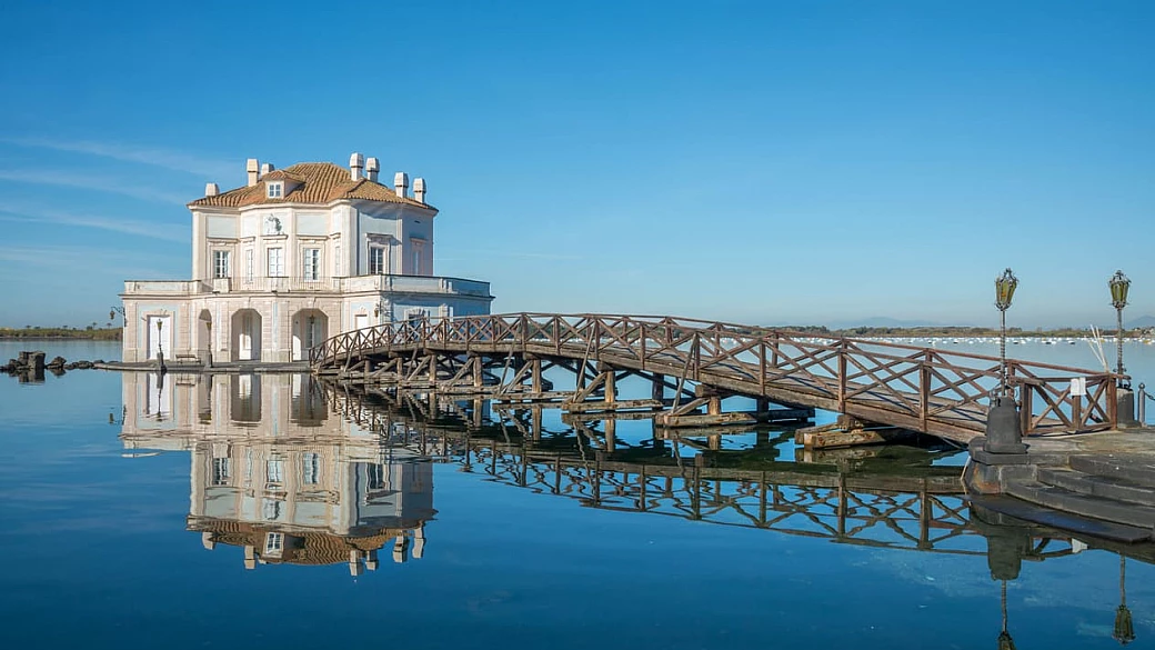 il capolavoro musicale di napoli: in questa casa sospesa sull’acqua hanno soggiornato anche mozart e rossini