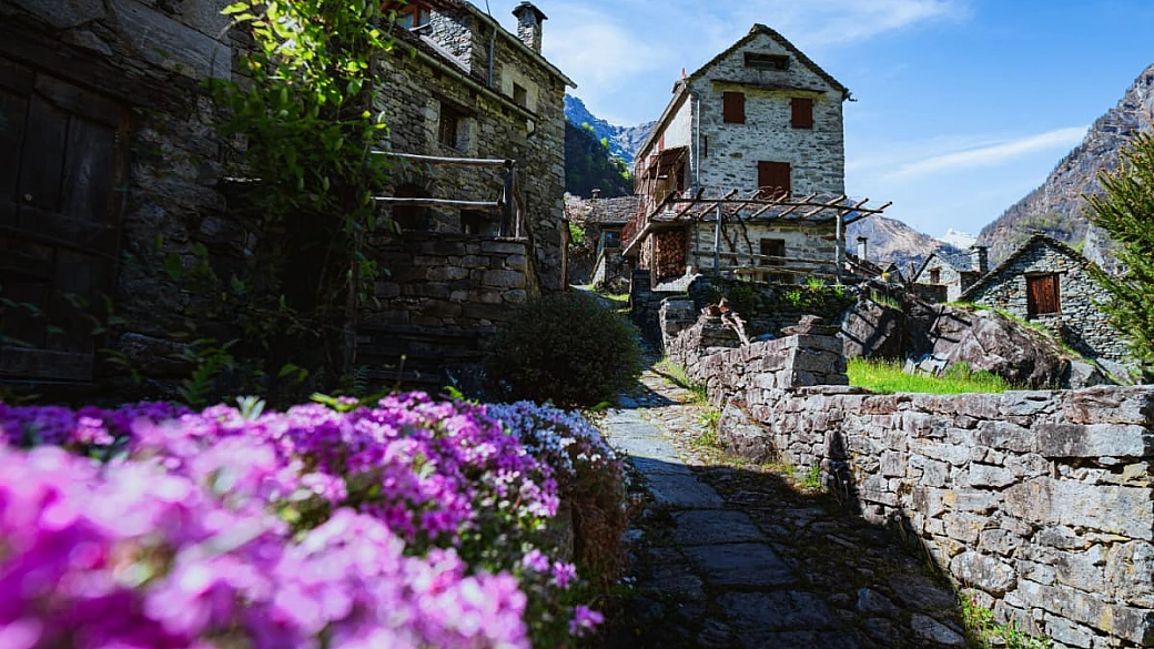in mezzo alle alpi c'è un borgo di appena 100 abitanti dove si vive senza elettricità: ecco l'oasi di pace che tutti vogliono visitare