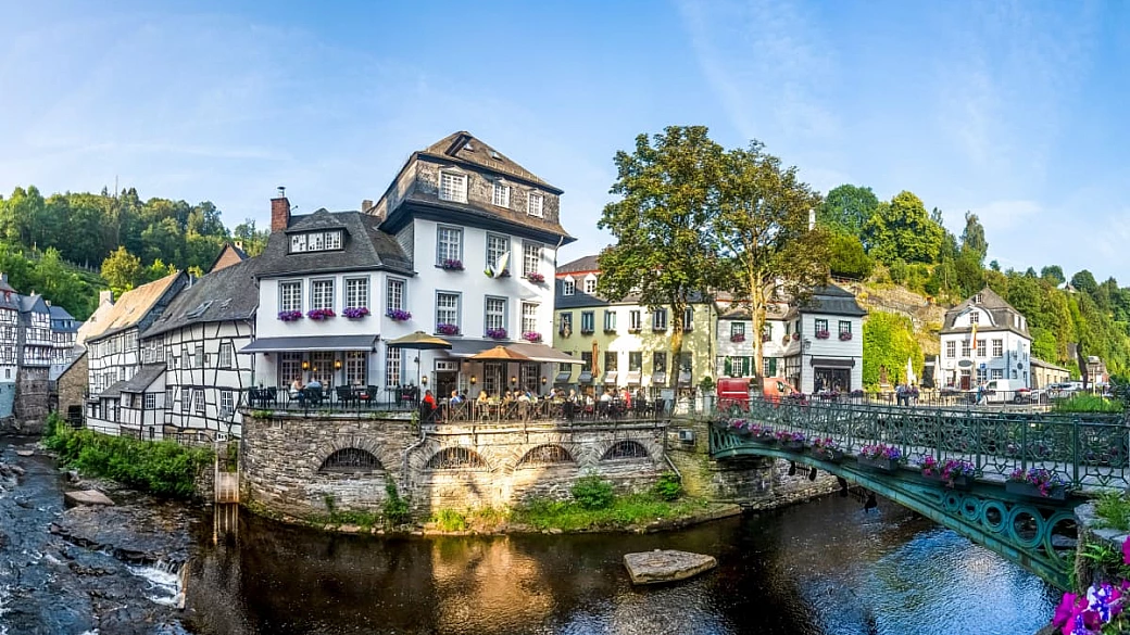 case a graticcio, un romantico fiume e le montagne: questo borgo della germania è il paradiso dei fotografi