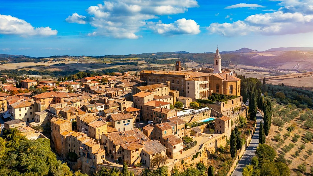 tra le colline della toscana c'è il piccolo borgo di 2000 abitanti dove è nato il rinascimento, ed è un museo a cielo aperto tra chiese e palazzi
