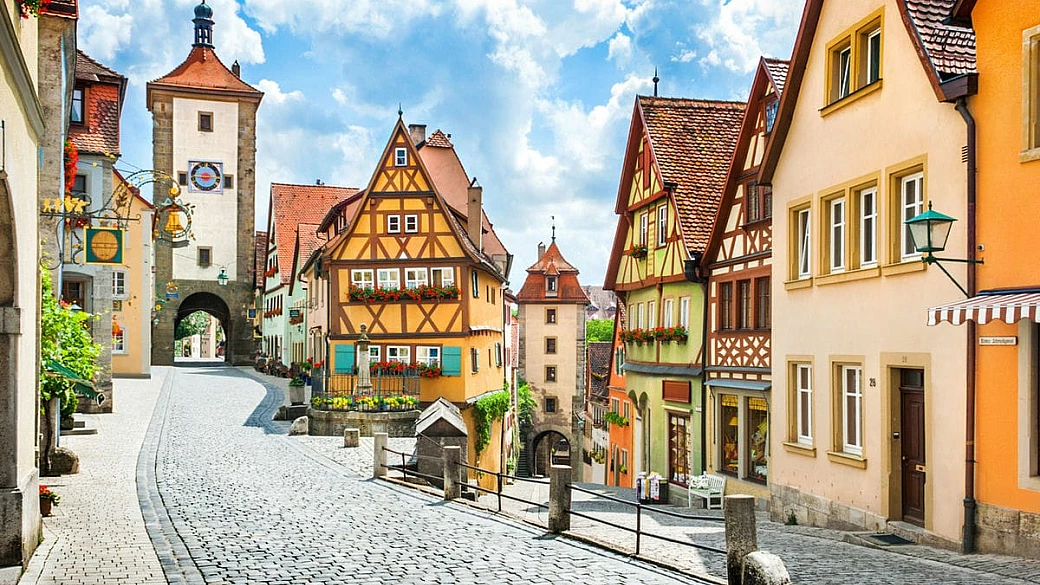 le sue antiche case colorate sono una vera carezza per il cuore: questo borgo della germania sembra uscito da una fiaba disney