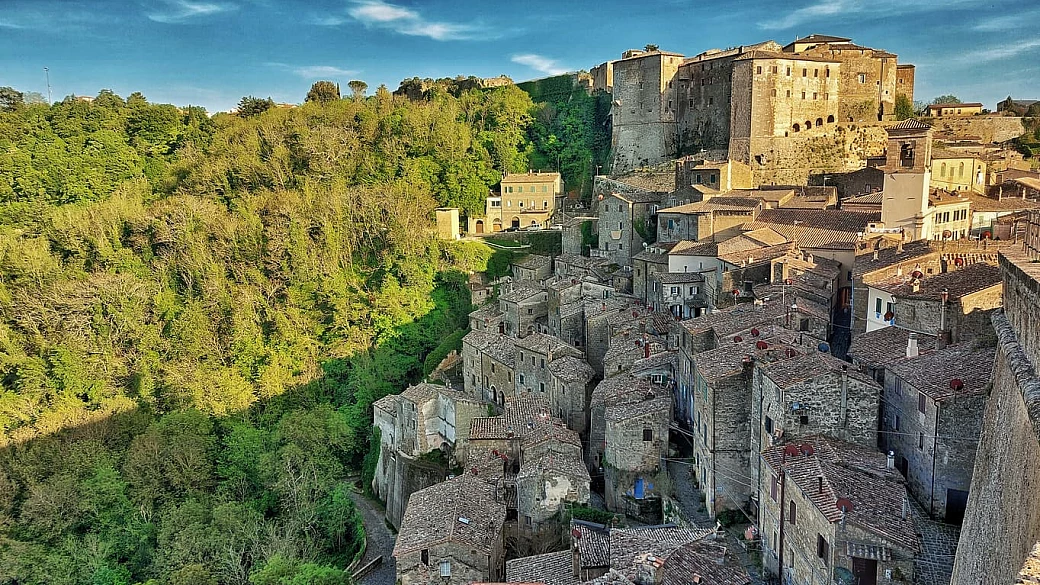 c'è una matera anche in toscana: questo borgo dalle case ocra è una carezza leggera tra le colline della maremma