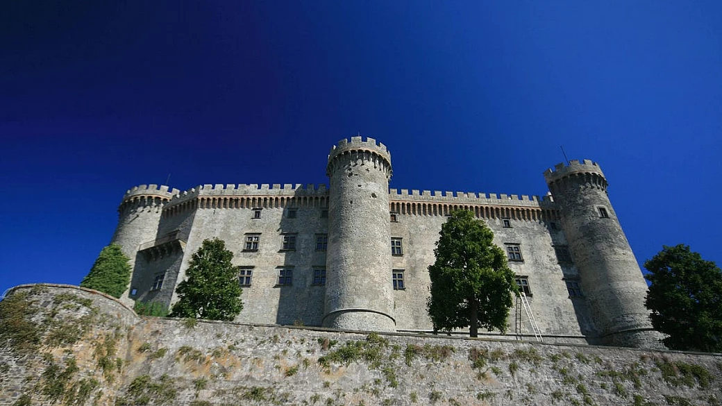 il castello delle fiabe con vista lago si trova a pochi chilometri da roma, ed è il luogo più amato per i matrimoni vip