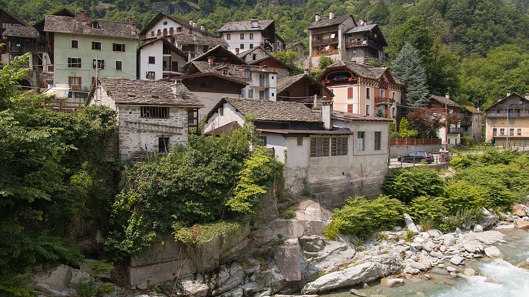 300 abitanti e tantissime chiese d'artista: in valsesia c'è un piccolo borgo di montagna dove la fede dà spettacolo