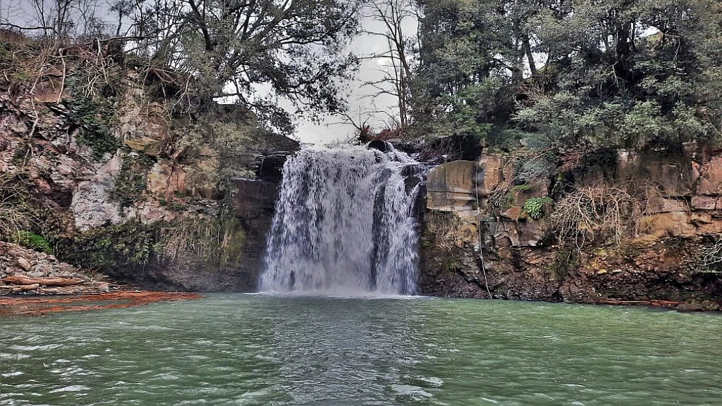 una cascata selvaggia a due passi da roma: questo luogo nasconde antiche città abbandonate e una natura davvero straordinaria
