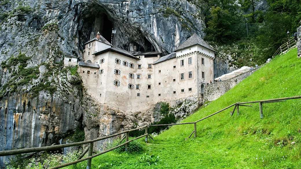 costruito oltre 800 anni fa all'interno di una roccia, il castello del cavaliere è un'attrazione imperdibile e misteriosa