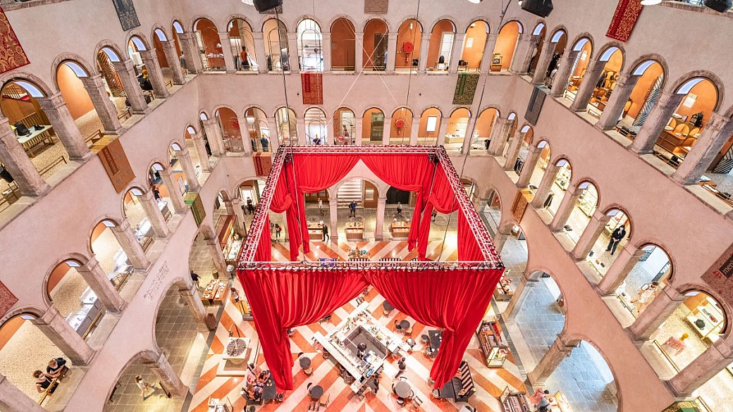 un centro commerciale rinascimentale: affacciato sul canal grande, ecco la seconda vita del palazzo più originale di venezia