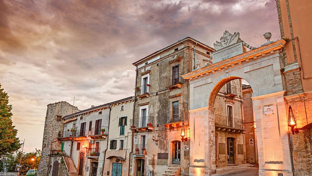 un incanto medievale tra le montagne della majella: in abruzzo c'è il piccolo borgo medievale che incanta proprio tutti