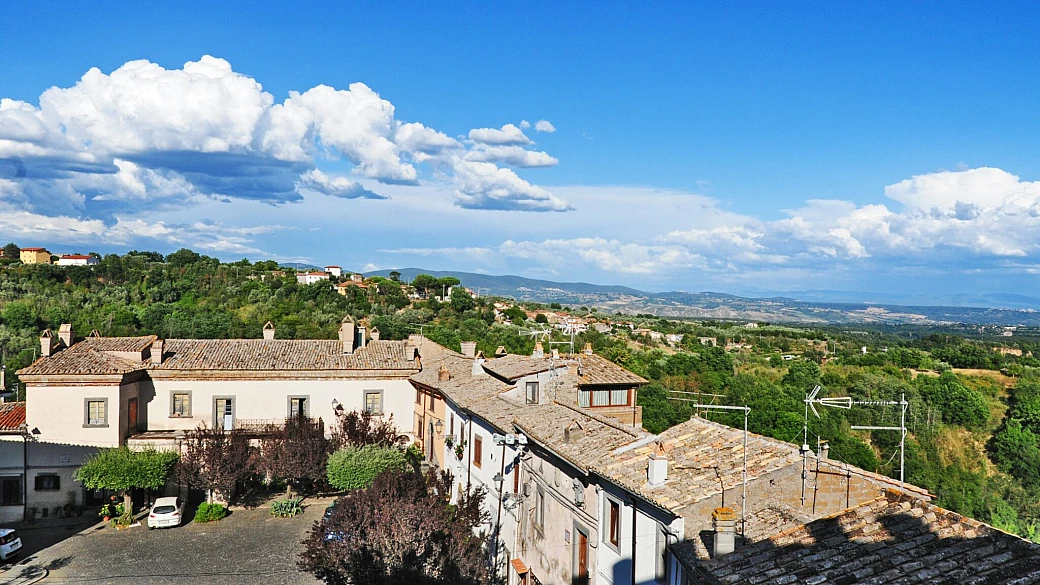 basta un'ora di viaggio da roma per raggiungere il vero paese delle fiabe, è il borgo del lazio più amato dai bambini